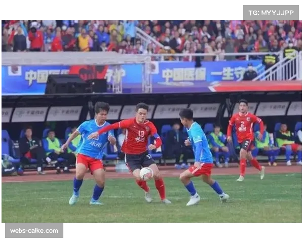 湘超决赛永州队员谷文杰头球补射破门，学生军夺冠燃动湖南